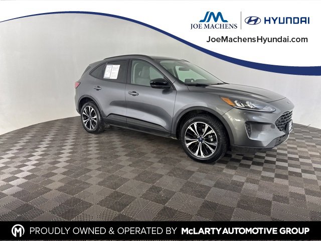 Used 2022 Ford Escape SE w/ SE Sport Appearance Package image 2