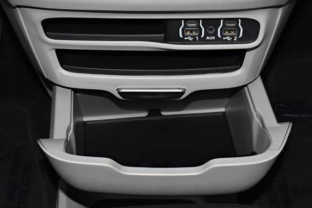 Used 2024 Chrysler Pacifica Touring-L FWD image 19