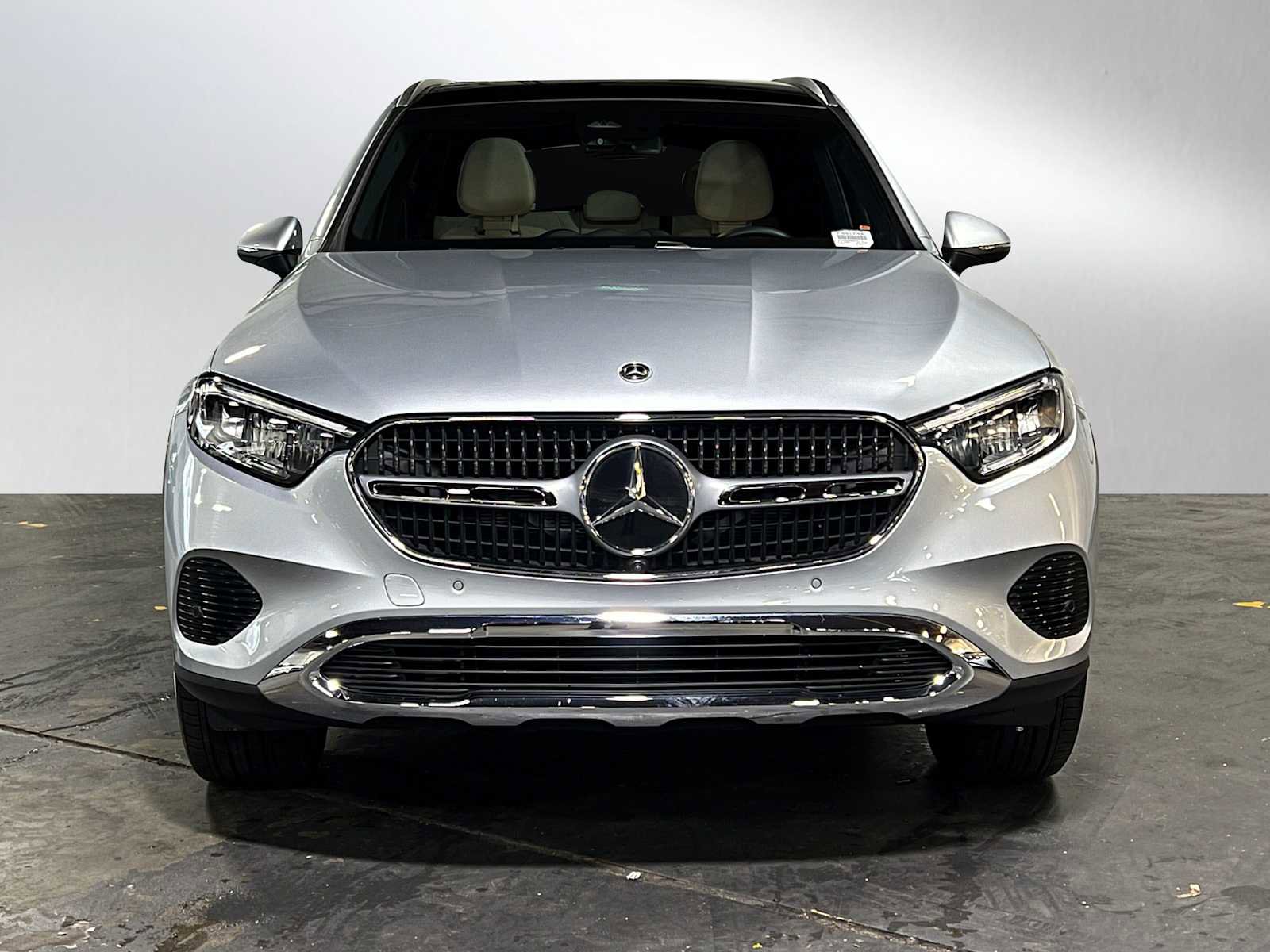 Used 2025 Mercedes-Benz GLC 300 4MATIC image 8