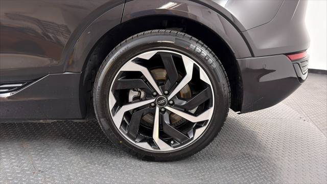 Used 2024 Audi Q8 e-tron Premium Plus w/ Premium Plus Package AWD/4WD image 38