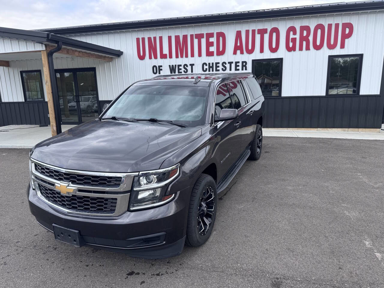 Used 2018 Chevrolet Suburban LT image 1