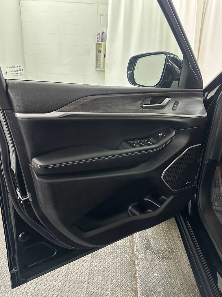 Used 2022 Jeep Grand Cherokee Limited 4xe w/ Luxury Tech Group II AWD/4WD image 8