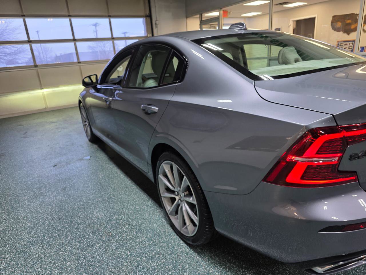 Used 2021 Volvo S60 T5 Momentum w/ Premium Package image 10