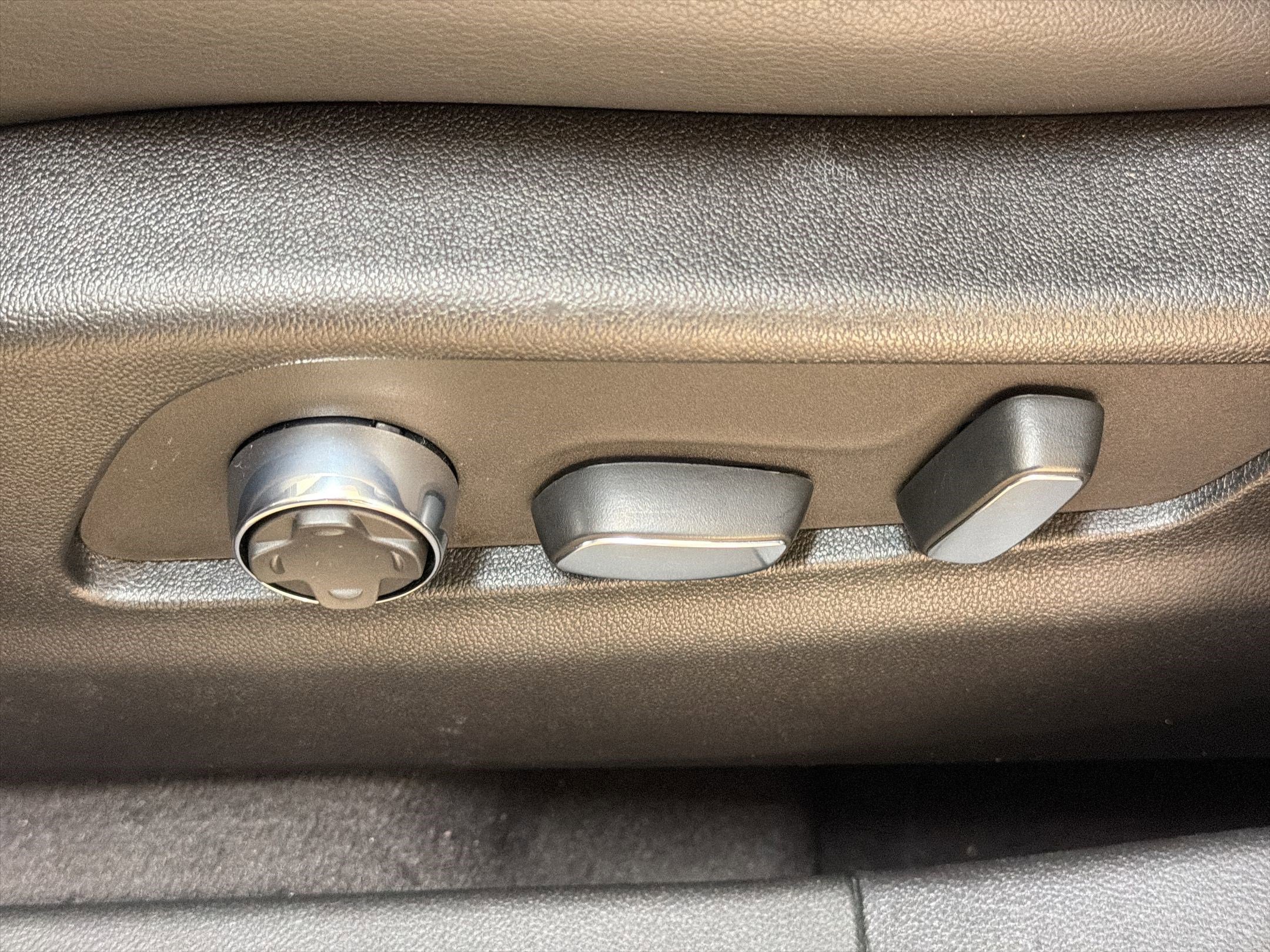 Used 2025 Cadillac XT4 Premium Luxury FWD image 13