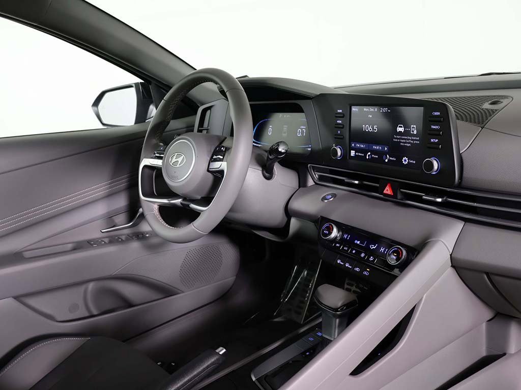 Certified 2025 Hyundai Elantra Sport image 29