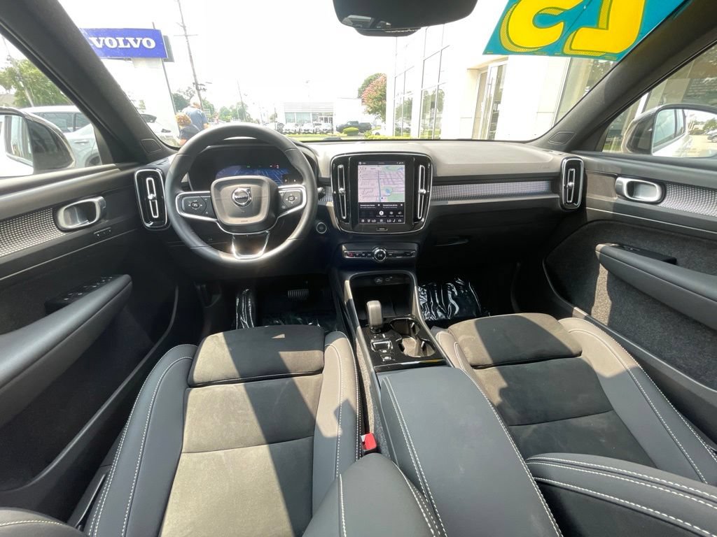 Certified 2025 Volvo XC40 B5 Plus AWD/4WD image 18