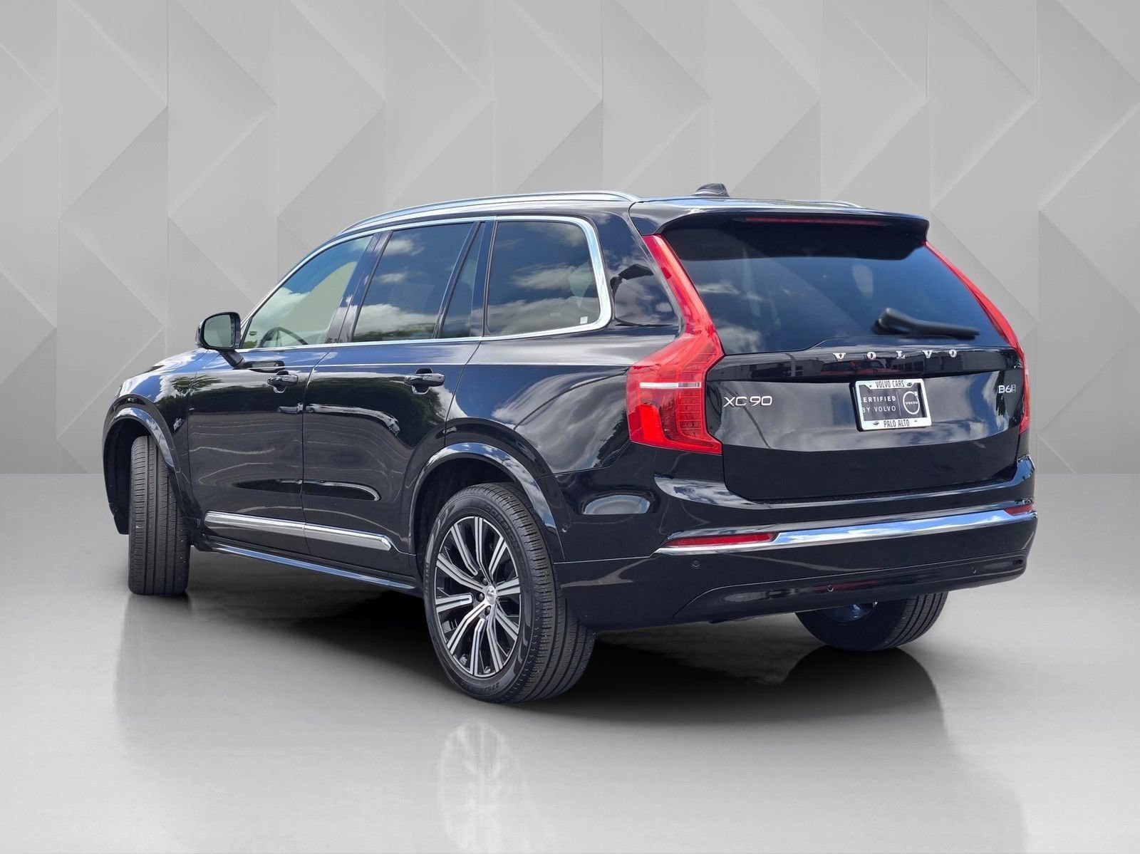 Certified 2025 Volvo XC90 B6 Plus AWD/4WD image 6