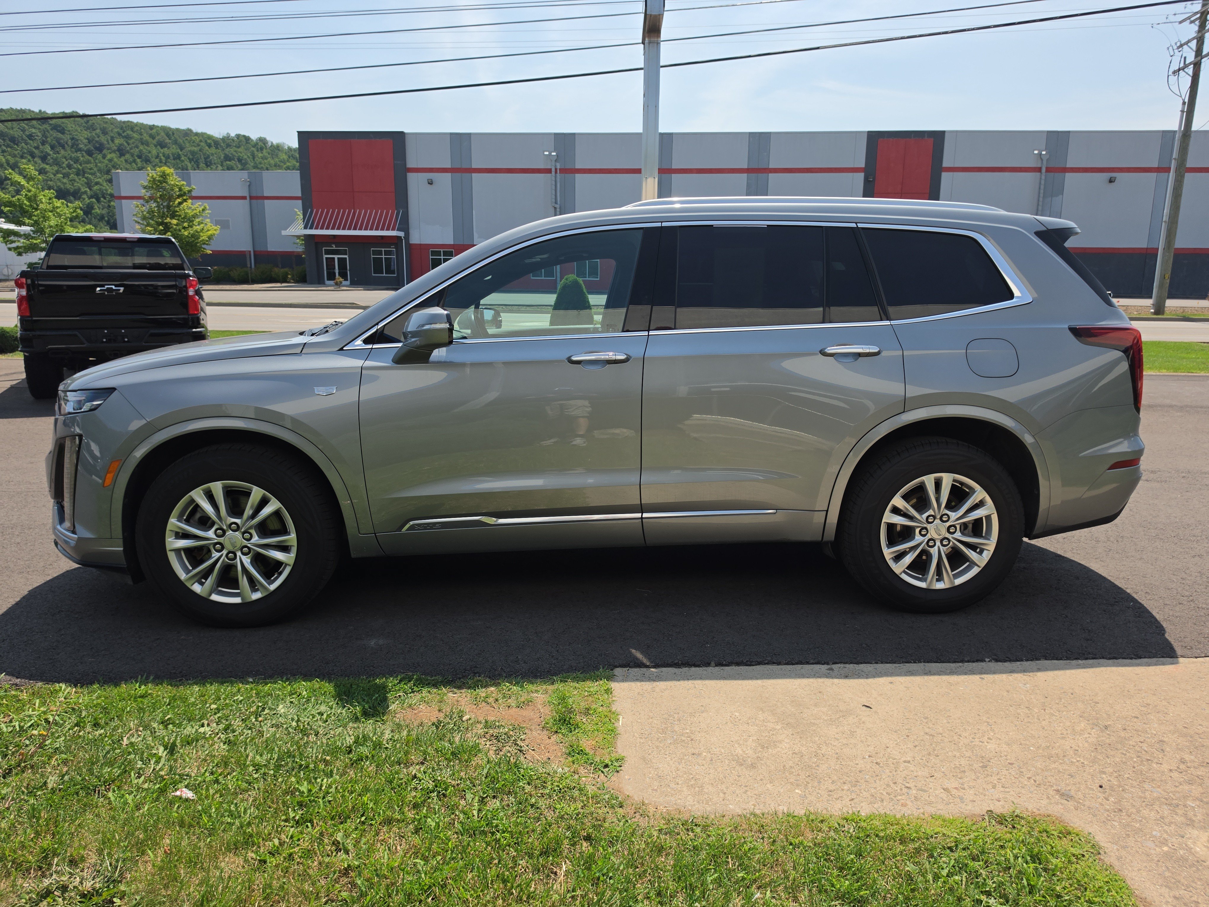 Used 2024 Cadillac XT6 Luxury w/ LPO, Floor Liner Package AWD/4WD image 7