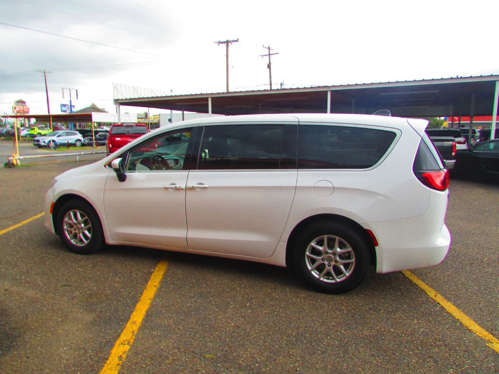 Used 2022 Chrysler Voyager LX image 9