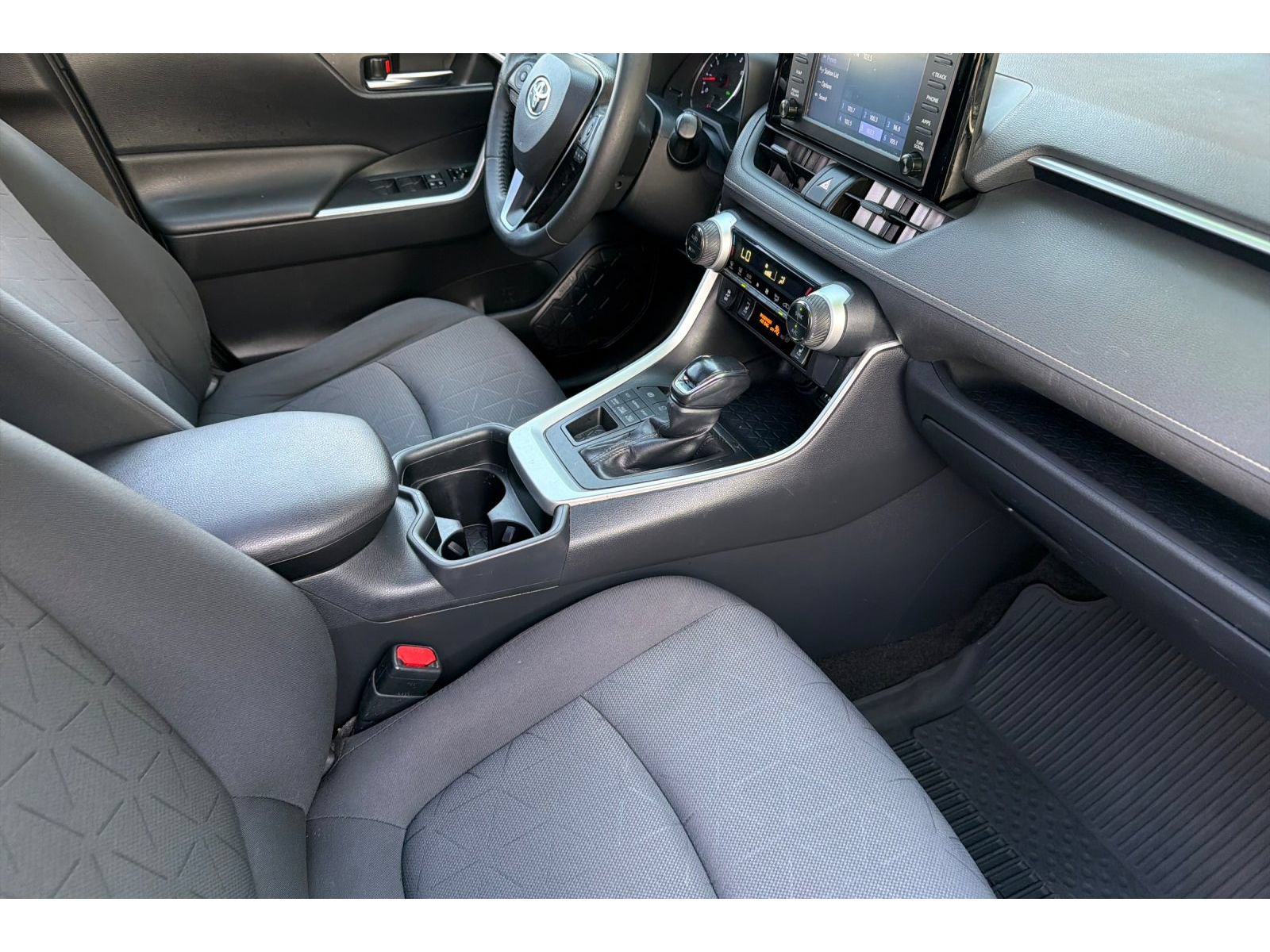 Used 2019 Toyota RAV4 XLE AWD/4WD image 18