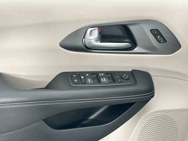 Used 2024 Chrysler Pacifica Touring-L image 25