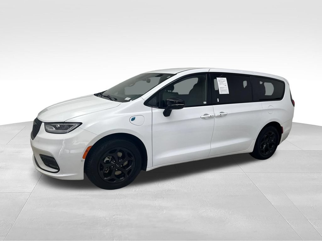 Used 2024 Chrysler Pacifica Limited FWD image 2