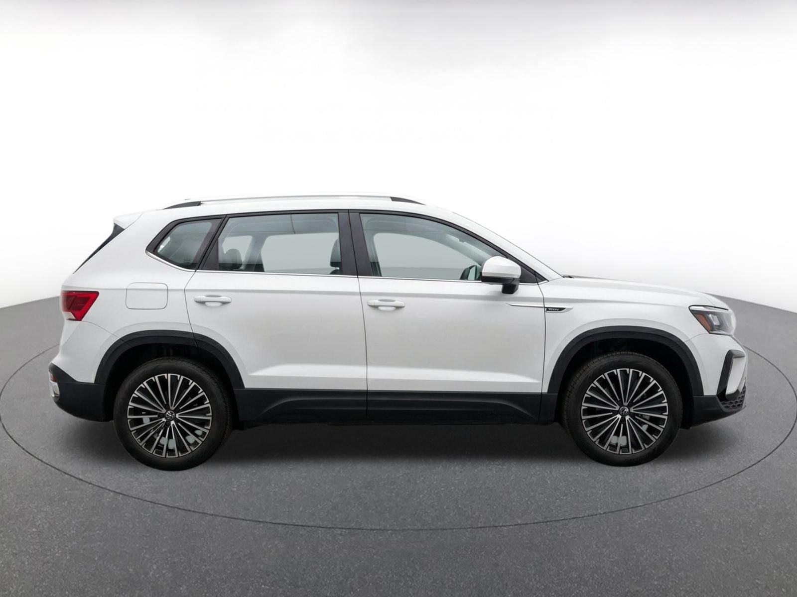 Used 2026 Volkswagen Taos SE FWD image 9
