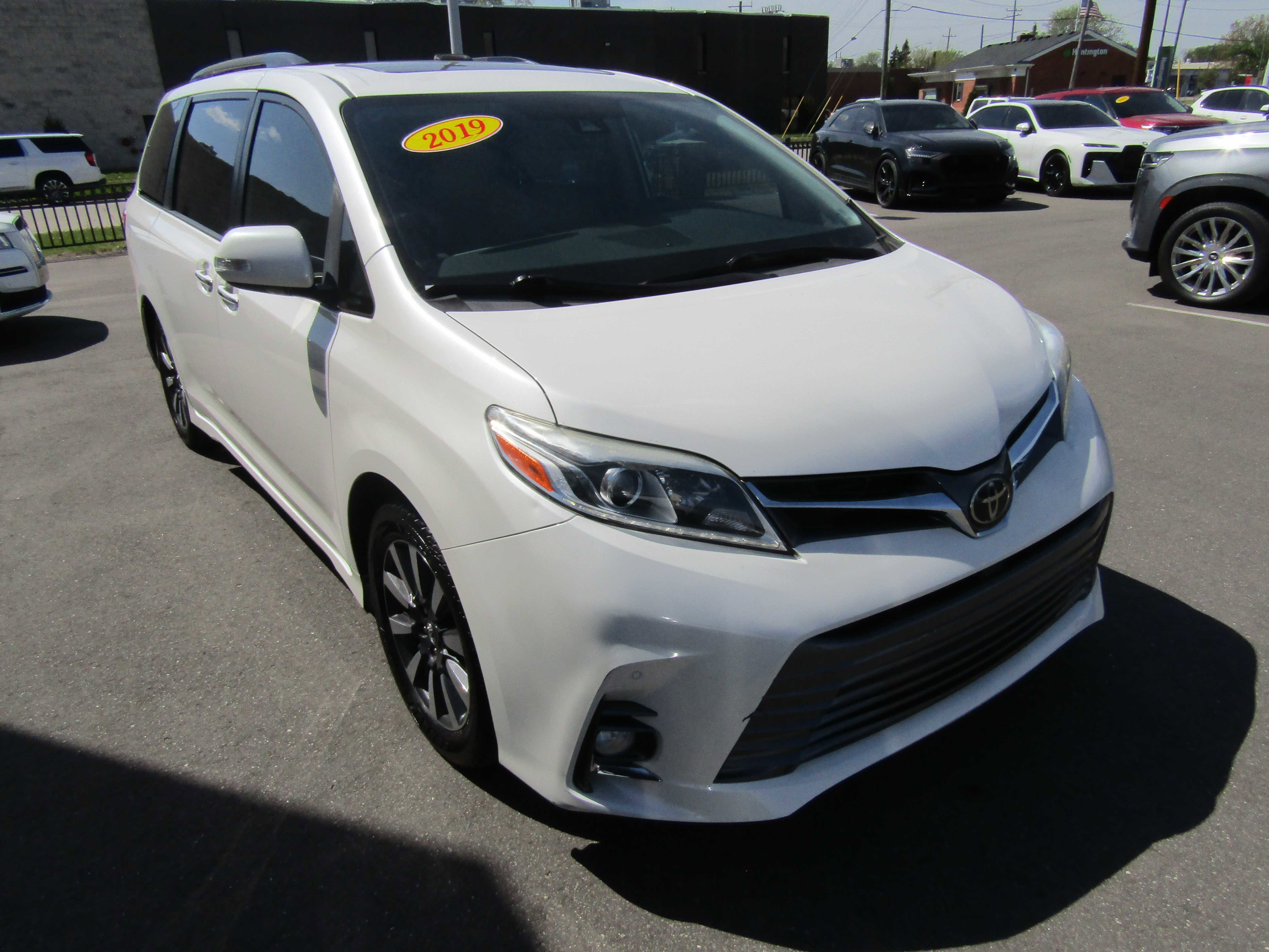 Used 2019 Toyota Sienna Limited FWD image 4