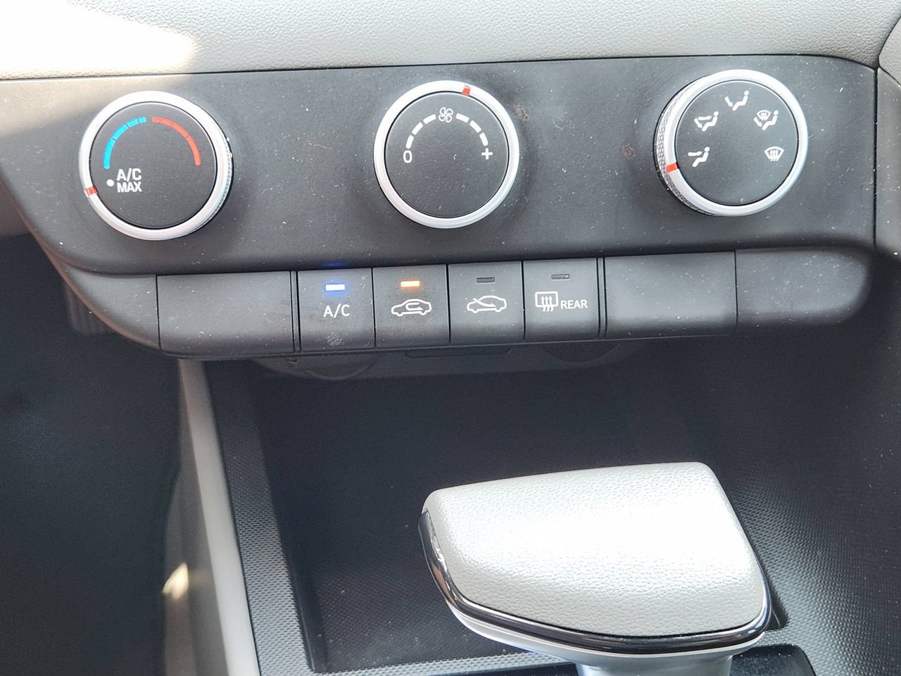 Certified 2025 Hyundai Elantra SE FWD image 16