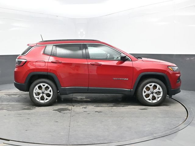 Used 2025 Jeep Compass Latitude AWD/4WD image 8