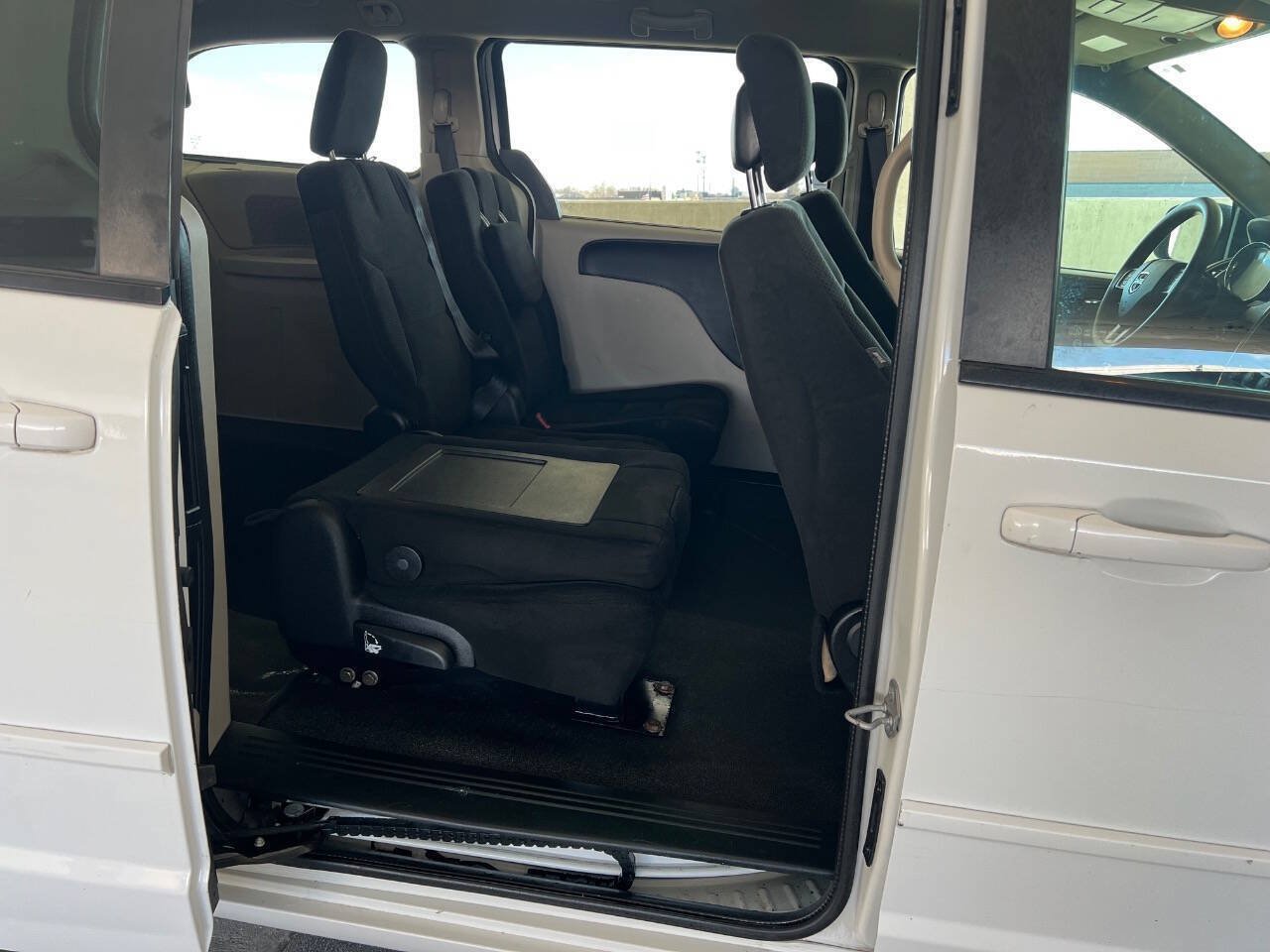 Used 2015 Dodge Grand Caravan SE w/ Quick Order Package 29E SE FWD image 18