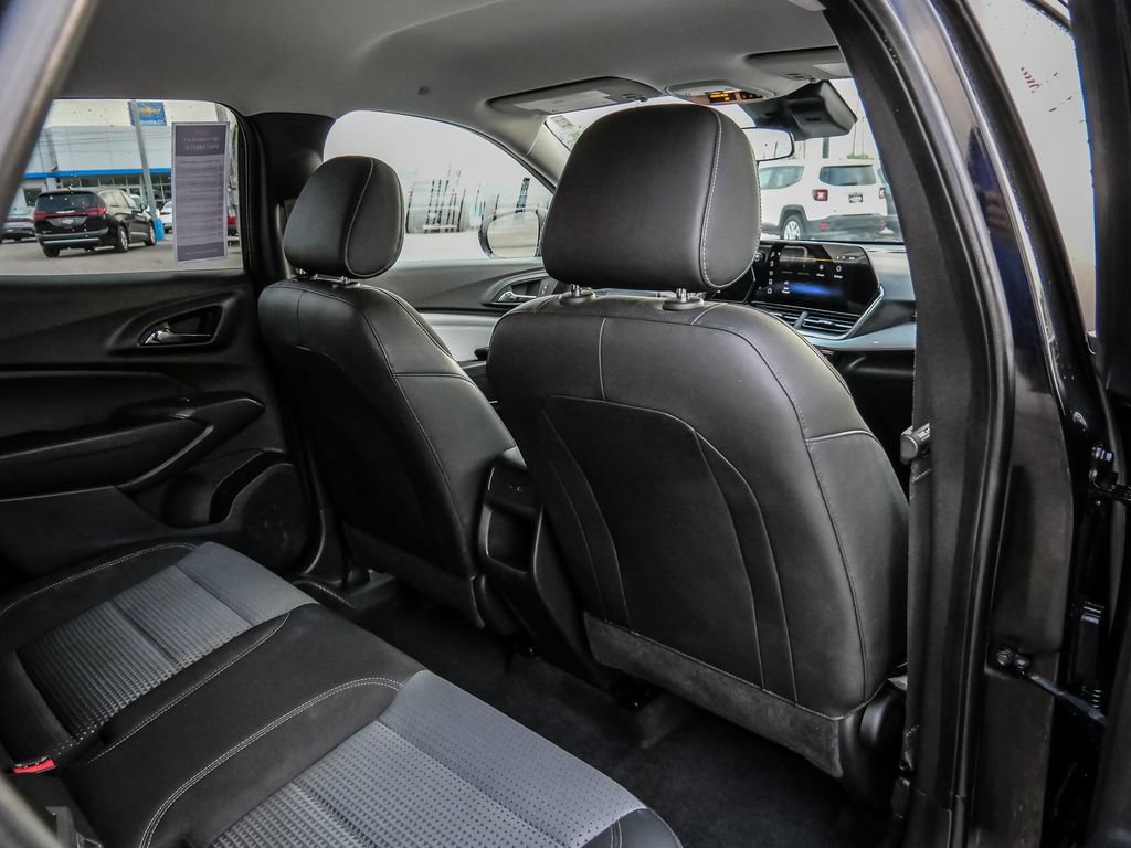 Used 2025 Chevrolet Trax LT FWD image 36