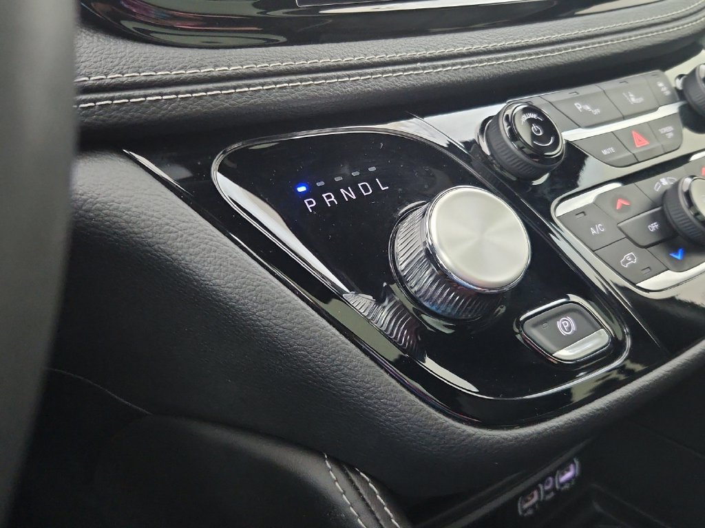 Certified 2025 Chrysler Pacifica Limited FWD image 32
