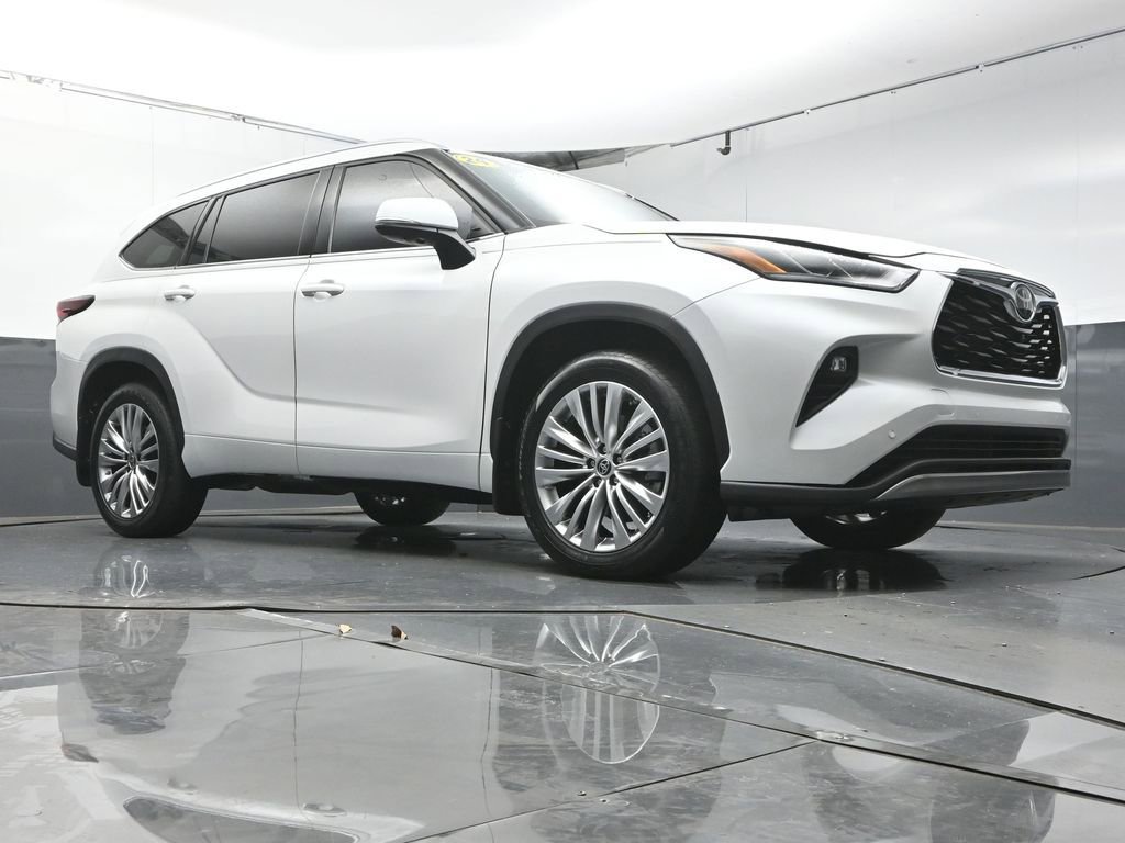 Used 2024 Toyota Highlander Platinum FWD image 41