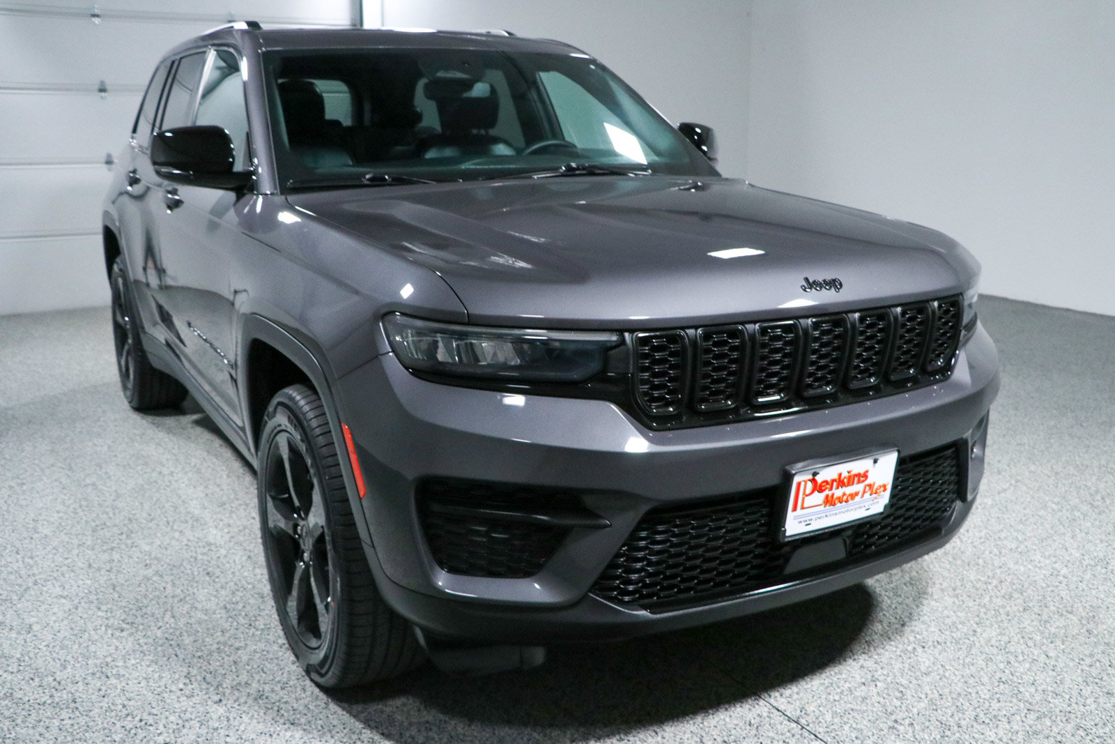 Used 2023 Jeep Grand Cherokee Altitude AWD/4WD image 5