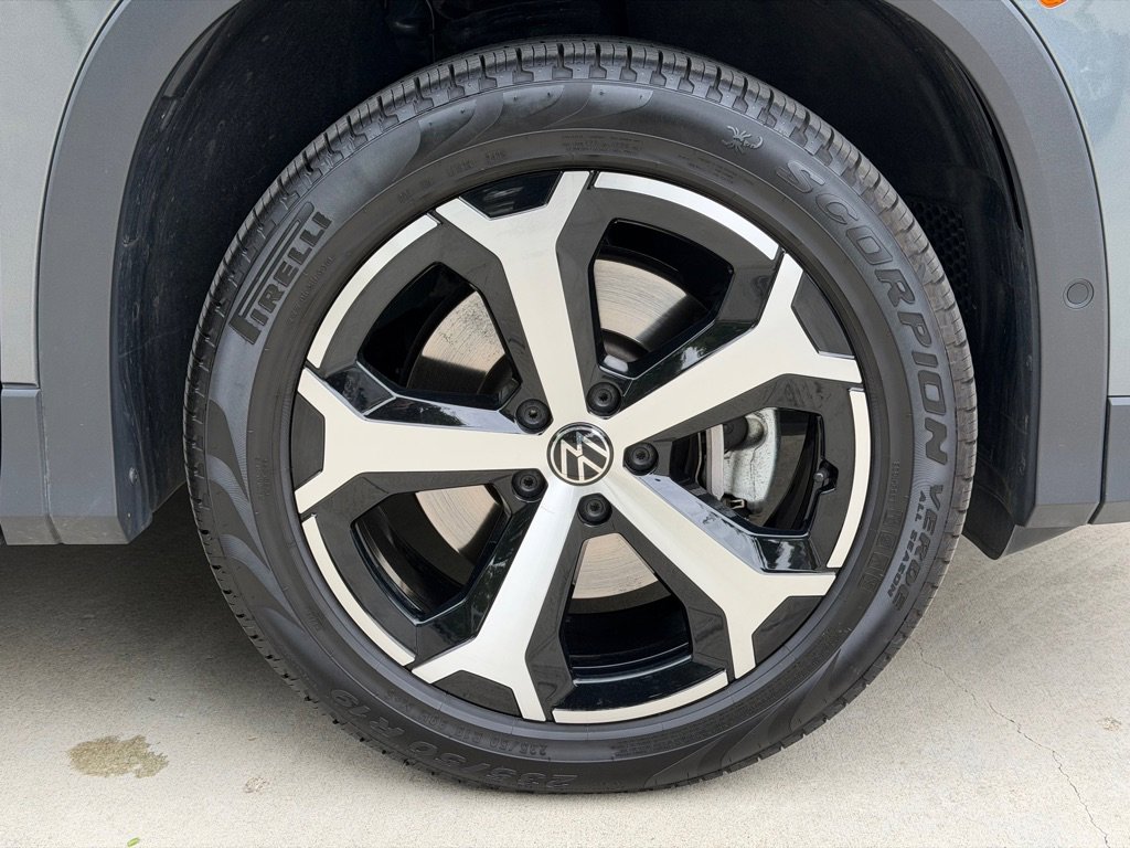 Used 2025 Volkswagen Tiguan SE AWD/4WD image 17