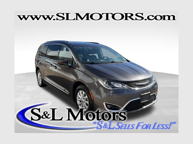 Used 2019 Chrysler Pacifica Touring-L FWD image 1