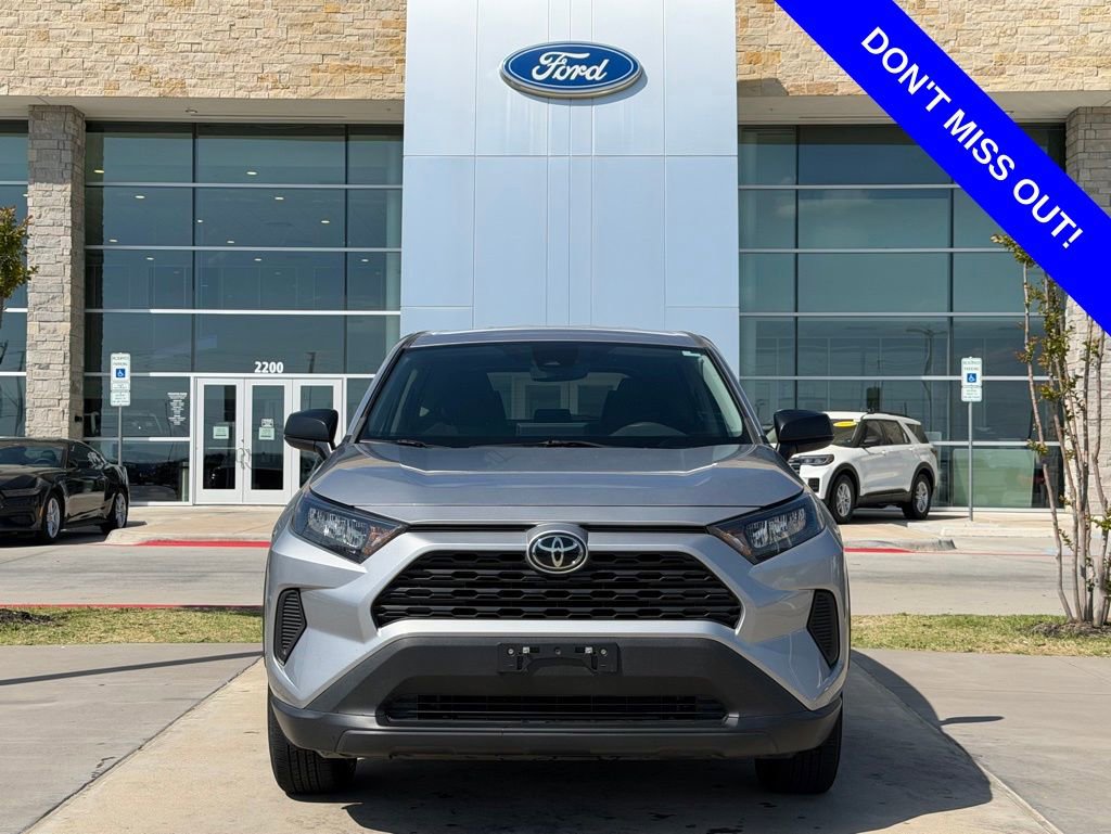 Used 2022 Toyota RAV4 LE image 2