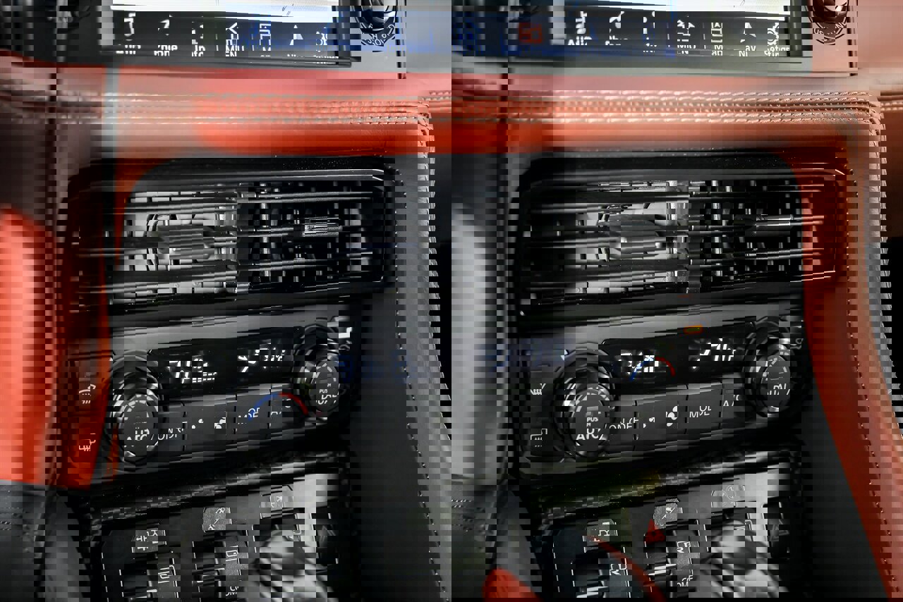 Used 2019 Nissan GT-R Premium w/ Premium Interior Package image 32