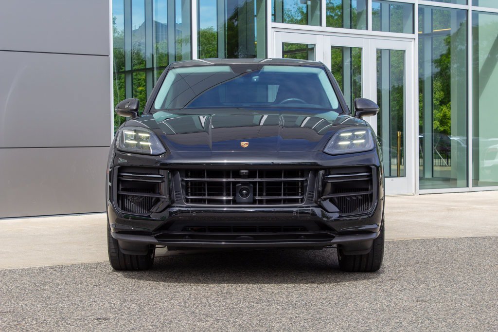 Used 2024 Porsche Cayenne Turbo GT AWD/4WD image 2