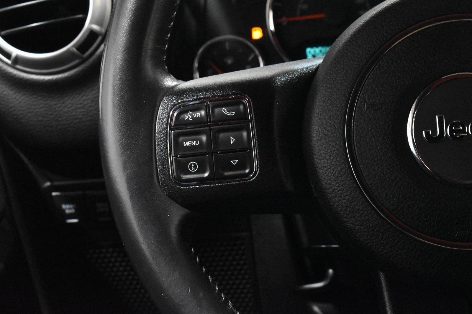 Used 2015 Jeep Wrangler Unlimited Rubicon w/ Connectivity Group AWD/4WD image 9
