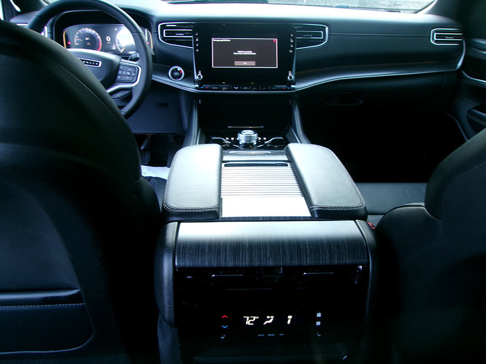 Used 2023 Jeep Wagoneer Series III w/ Premium Group I AWD/4WD image 16