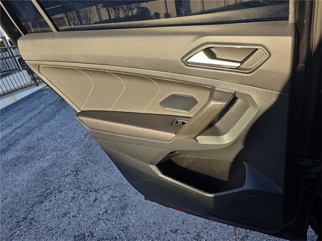 Used 2022 Volkswagen Tiguan SE image 13