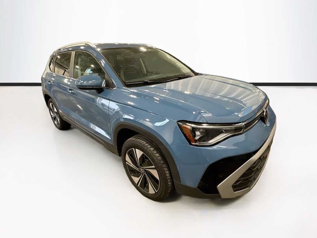 Used 2025 Volkswagen Taos SE AWD/4WD image 3
