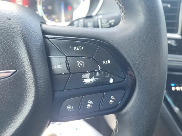 Used 2023 Chrysler Pacifica Touring FWD image 36
