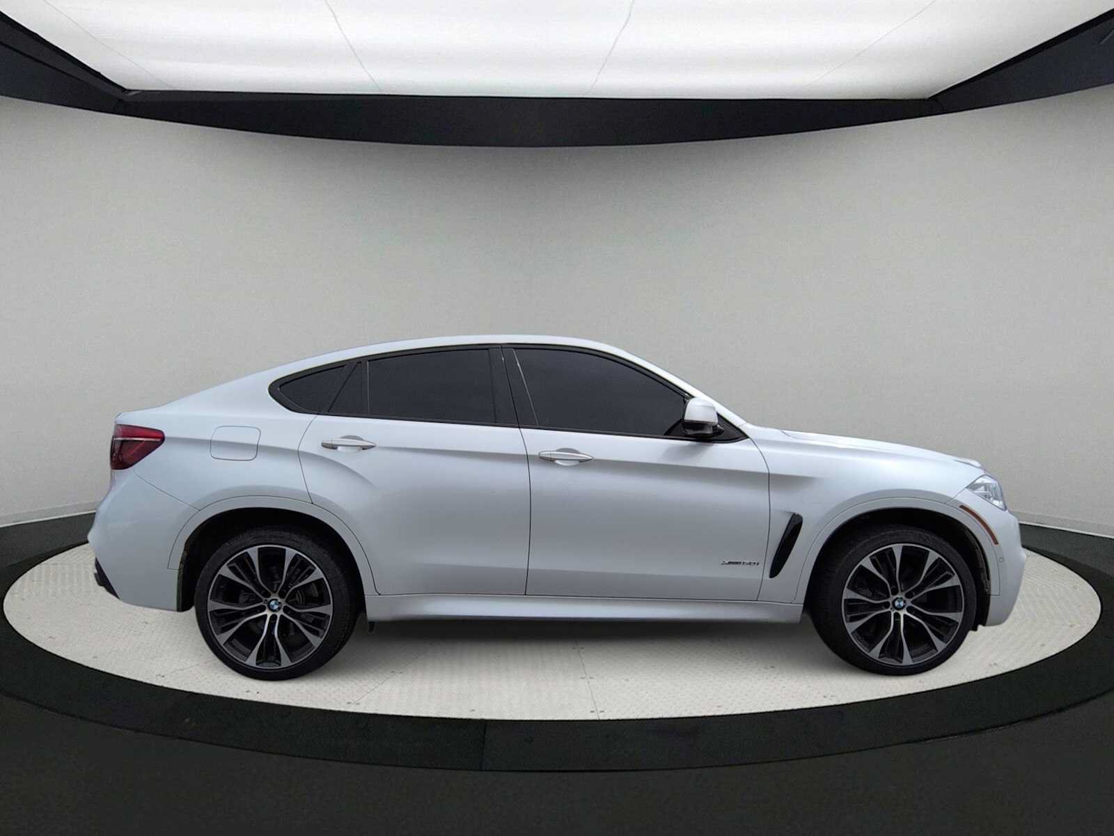 Used 2019 BMW X6 xDrive50i w/ M Sport Package AWD/4WD image 9