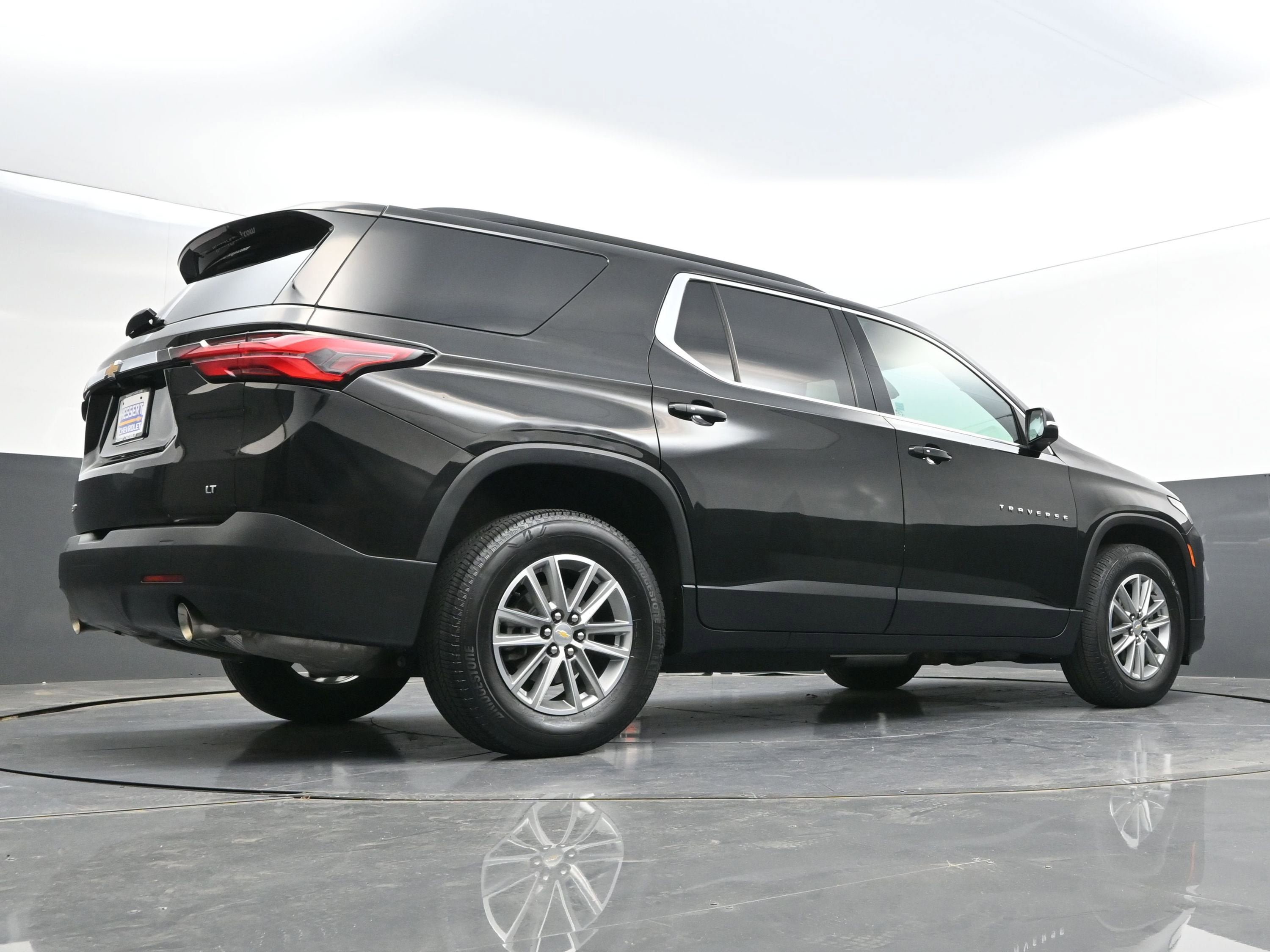 Used 2023 Chevrolet Traverse LT AWD/4WD image 47
