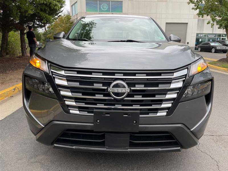 Used 2024 Nissan Rogue SV image 3