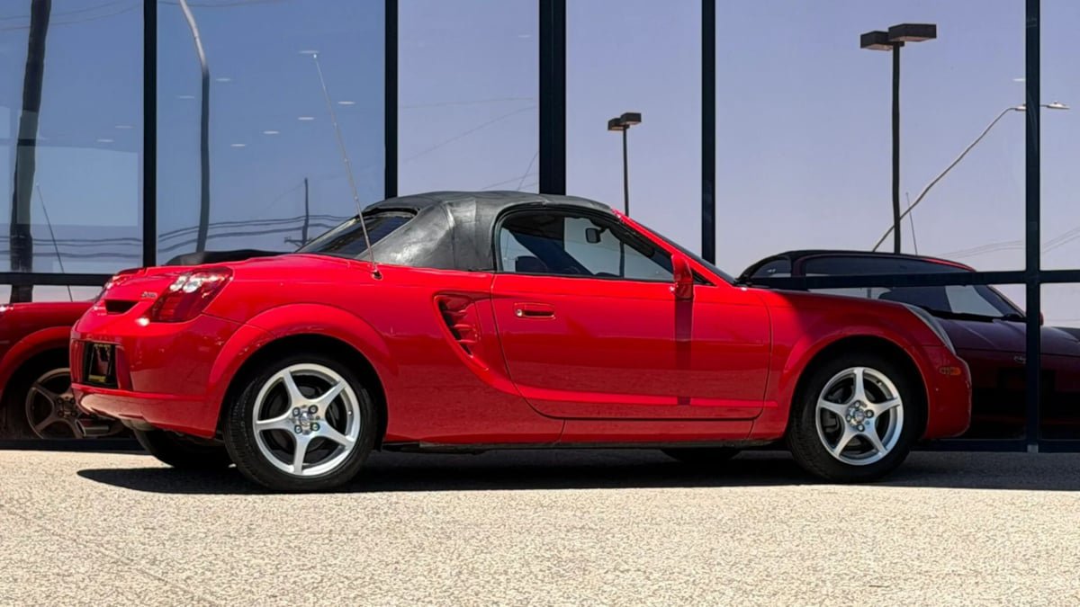 Used 2003 Toyota MR2 RWD image 16
