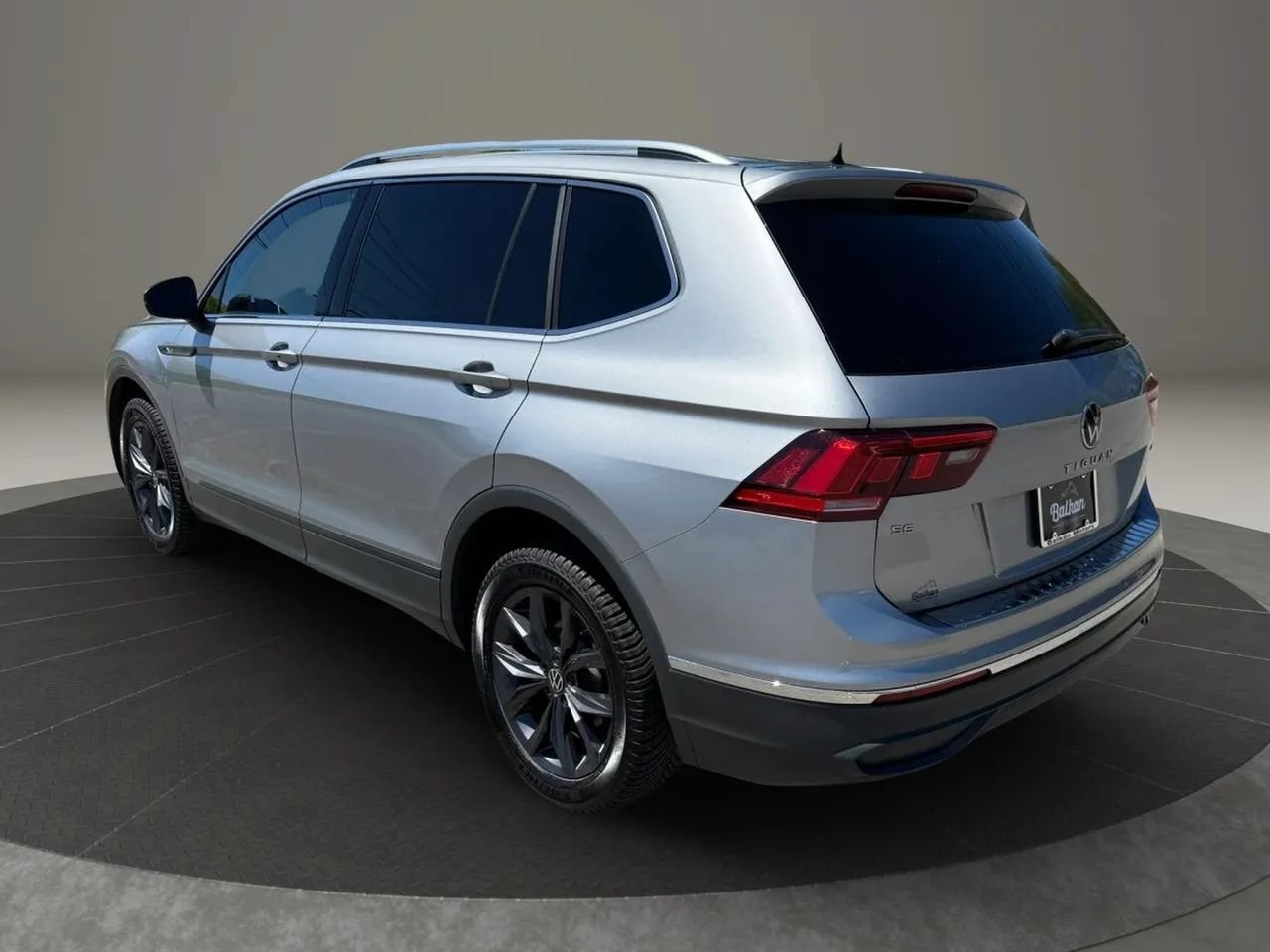Used 2022 Volkswagen Tiguan SE AWD/4WD image 8