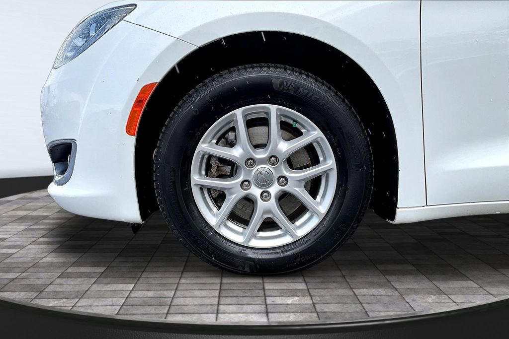 Used 2017 Chrysler Pacifica Touring Plus FWD image 37