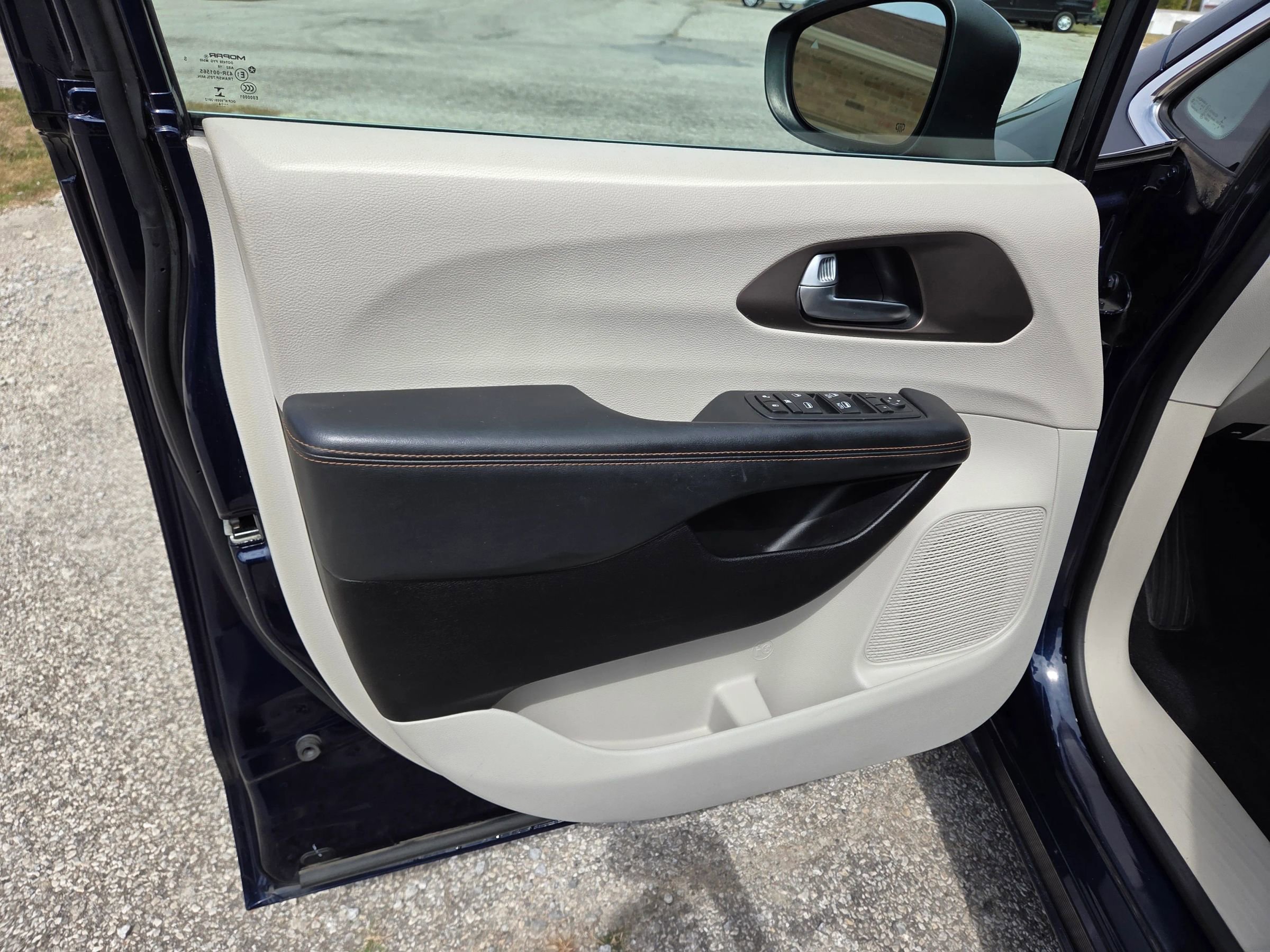 Used 2017 Chrysler Pacifica Touring image 12