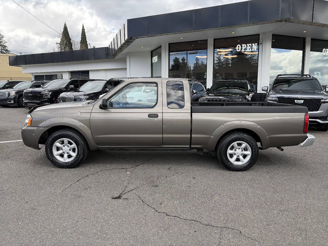 Used 2004 Nissan Frontier XE w/ (VTP) Value Truck Pkg image 2