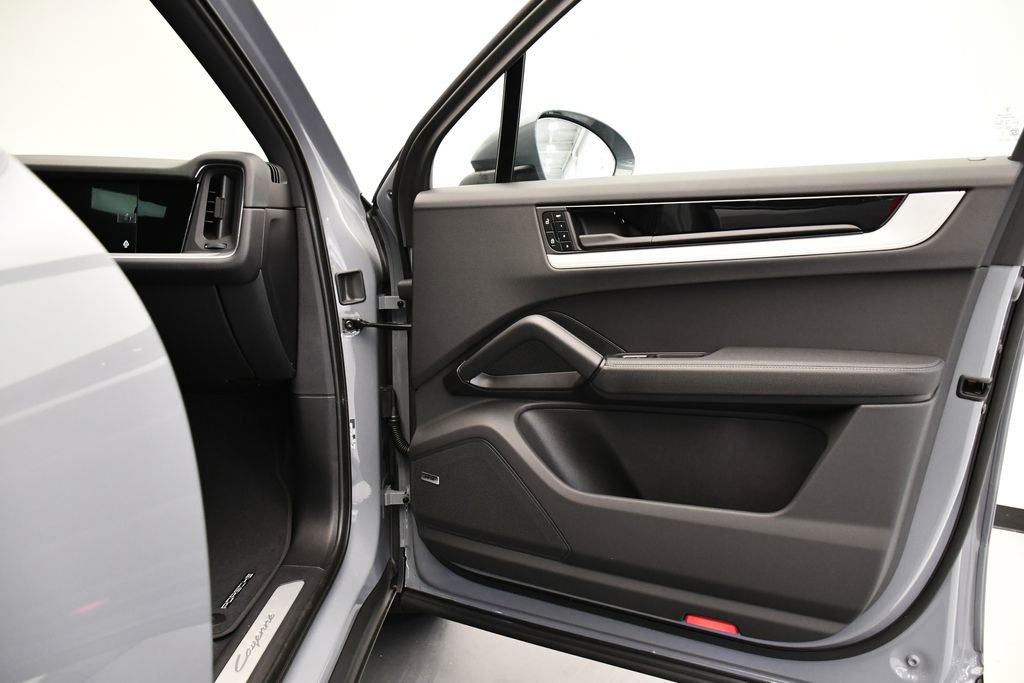 Certified 2025 Porsche Cayenne image 46