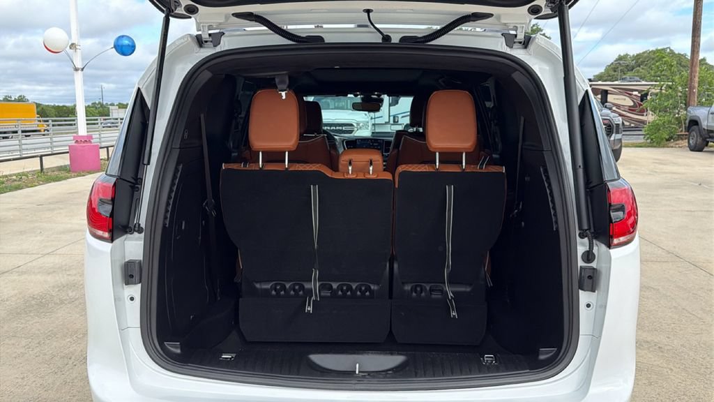 Used 2025 Chrysler Pacifica Pinnacle FWD image 26