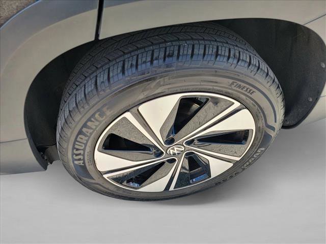 Used 2024 Volkswagen Taos SE image 9
