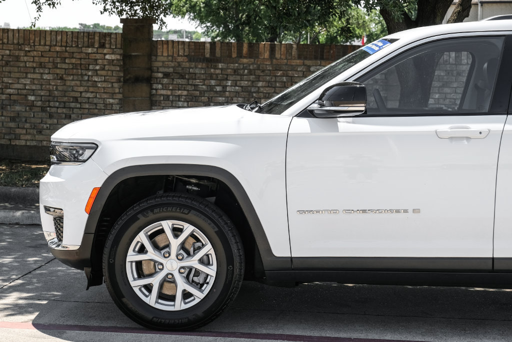 Used 2023 Jeep Grand Cherokee L Limited AWD/4WD image 22