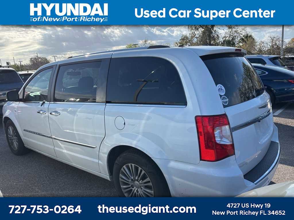 Used 2014 Chrysler Town & Country Touring-L image 2