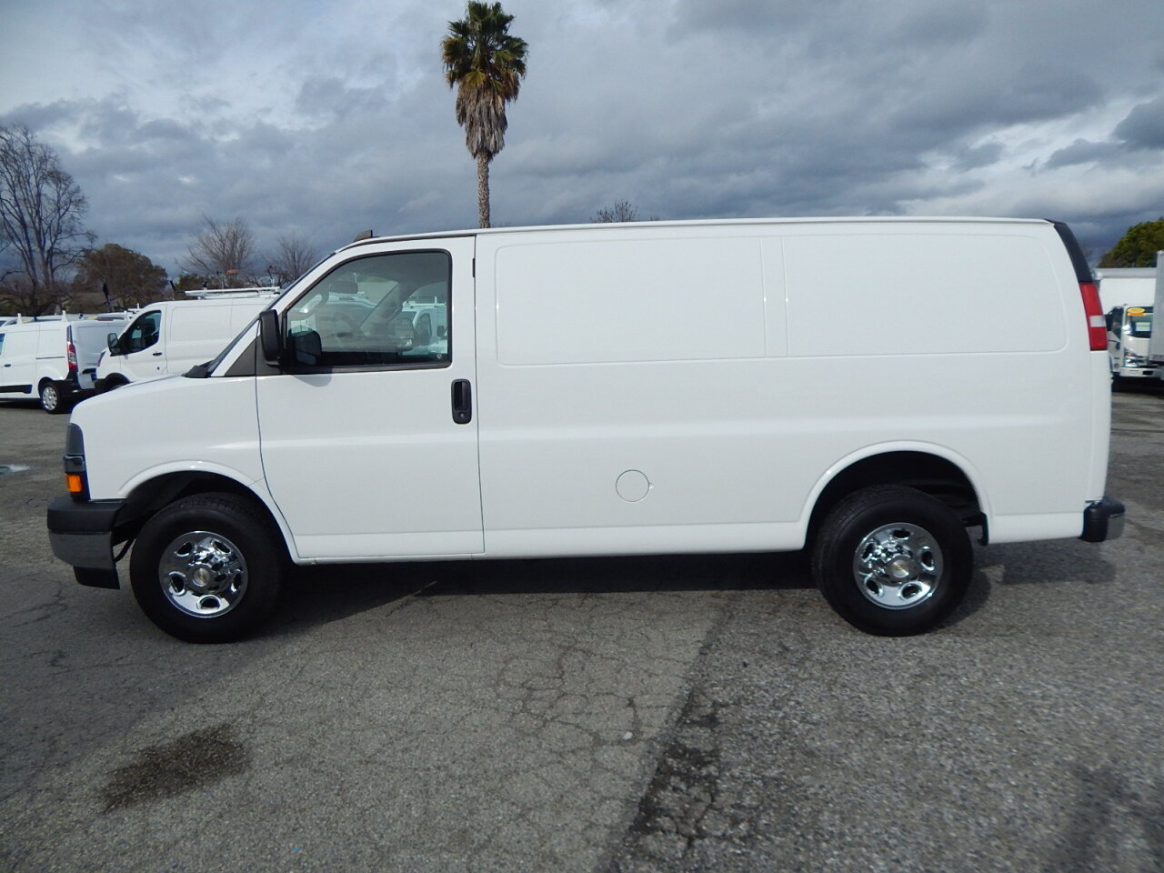 Used 2024 Chevrolet Express 2500 w/ Driver Convenience Package RWD image 5