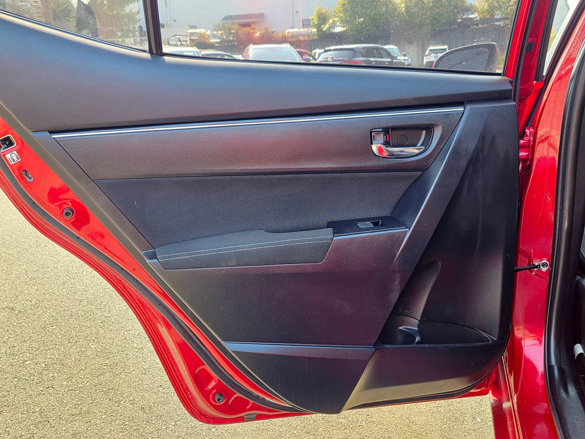 Used 2017 Toyota Corolla LE w/ Carpet Mat Package (TMS) FWD image 44